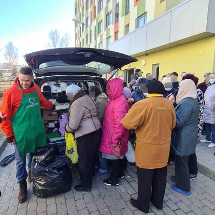31. marts 2022g. - brīvprātīgie izdala ēdienu senioriem Rīgas sociālās aprūpes namā