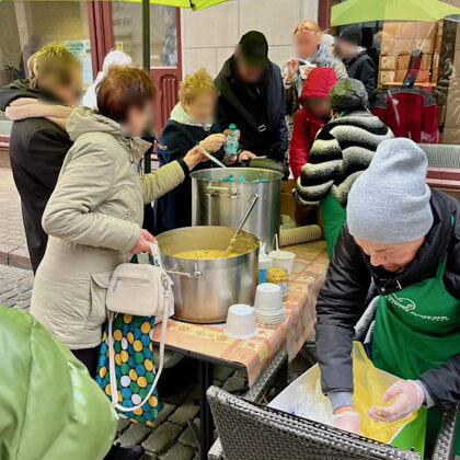 Siltu bezmaksas maltīšu izdalīšana Rīgas Ukrainas Bēgļu Atbalsta Centrā
