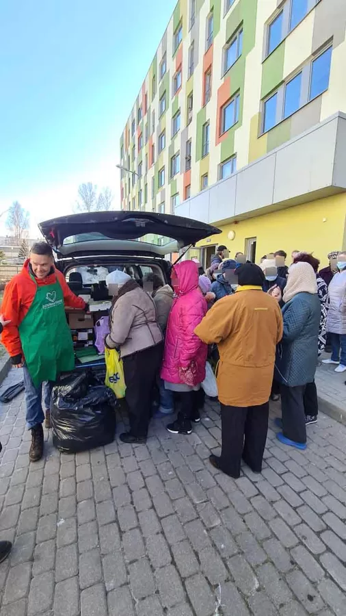31. marts 2022g. - brīvprātīgie izdala ēdienu senioriem Rīgas sociālās aprūpes namā
