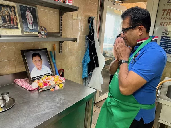 25. augusts 2022g. - Rigas restaurant "Indian Raja" director distributes food on fathers d